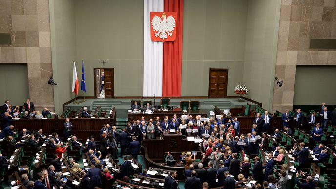 V prosinci roku 2016 protestovala opozice proti vládním regulacím médií v polském Sejmu. Marně.