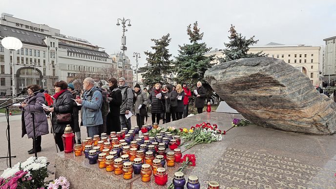 Memorial postavil památník obětem státního teroru hned naproti sídlu dřívější KGB v moskevské Lubjance