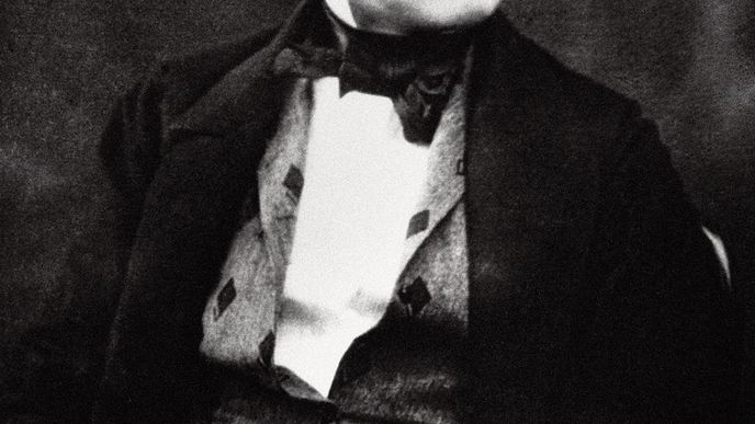 Alfred Nobel vynikal v chemii už od dětství. Zákeřný nitroglycerin dokázal zkrotit do podoby dynamitu a později i dalších výbušnin. Zároveň to byl citlivý muž  ovládající šest jazyků, v angličtině psal také básně ve stylu svých vzorů Byrona a Shelleyho.