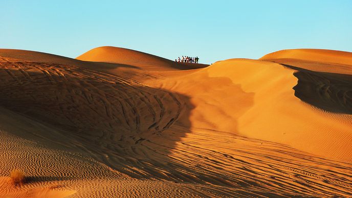 Když se v Rub al-Chálí postavíte při západu slunce na vrchol vysoké duny a ucítíte pod bosýma nohama gigantické moře pomalu chladnoucího písku, očekáváte, že se v Pusté končině dostaví katarze.