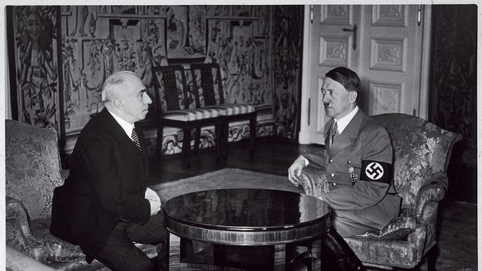 V noci na 15. 3. 1939 Hácha po nátlaku podepsal, že do rukou říšského kancléře odevzdává osud českého národa. Složit slib věrnosti Hitlerovi ale v říjnu 1939 odmítl.
