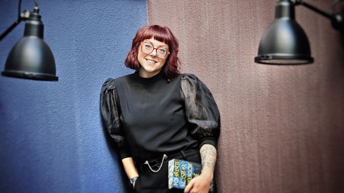 Prozaička V. E. Schwabová: „Mnoho mých čtenářů, mladí queer lidé, se nyní cítí jako rukojmí současné americké vlády.“ Prozaička V. E. Schwabová: „Mnoho mých čtenářů, mladí queer lidé, se nyní cítí jako rukojmí současné americké vlády.“