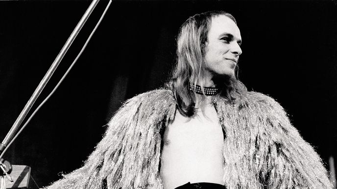Brian Eno v době glam rocku jako člen skupiny Roxy Music Brian Eno v době glam rocku jako člen skupiny Roxy Music