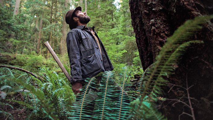 Australský herec, režisér a scenárista Joel Edgerton jakožto Robert Grainier, ústřední postava snímku Sny o vlacích Australský herec, režisér a scenárista Joel Edgerton jakožto Robert Grainier, ústřední postava snímku Sny o vlacích