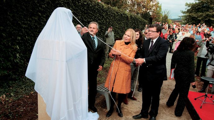 V říjnu byla v Litoměřicích odhalena busta Václava Havla za účasti jeho manželky a kamaráda Alexandra Vondry