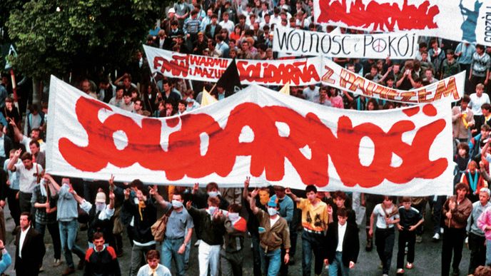 V roce 1981 v komunistickém Polsku už rok fungují první nezávislé odbory, hnutí Solidarita, a nabírají na síle. Režim dostal strach. Vyhlášení výjimečného stavu bylo otázkou času.