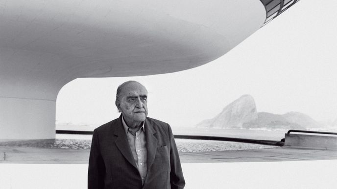 Oscar Niemeyer před Muzeem moderního umění v Niterói považovaném za jedno z nejkrásnějších na světě