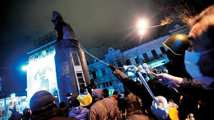 Leninův pád. Demonstranti strhli velkou Leninovu sochu na Besarabském náměstí v centru Kyjeva. Nyní se v Kyjevě v souvislosti s pádem sochy objevilo heslo: „Lenin je dole, na řadě je Janukovyč a Putin.“