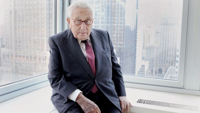 Kissinger bere Ukrajincům iluze o členství v NATO. Nové členské země musí být přijaty jednohlasně. „Všichni víme, že tohle nikdy jednohlasně neprojde,“ říká suše.