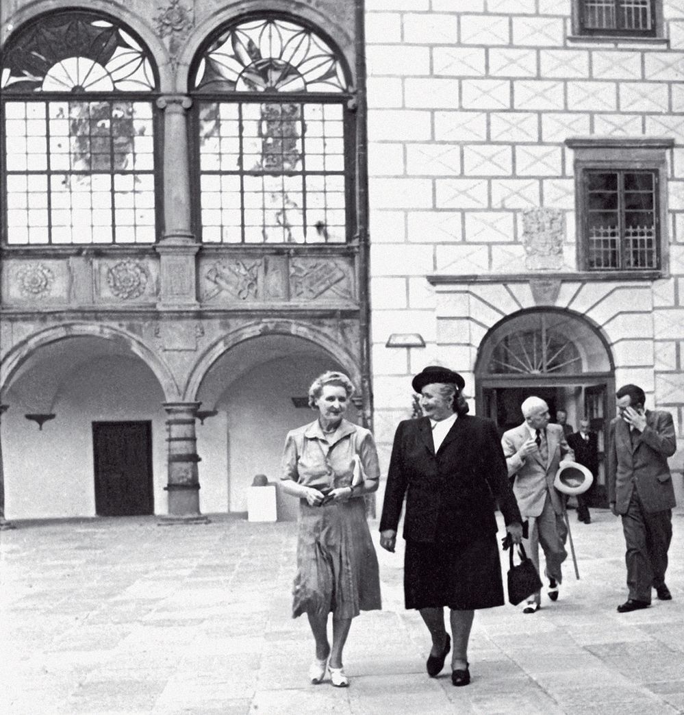 Rok 1947: Prezident, premiér a jejich manželky Hana Benešová s Martou Gottwaldovou