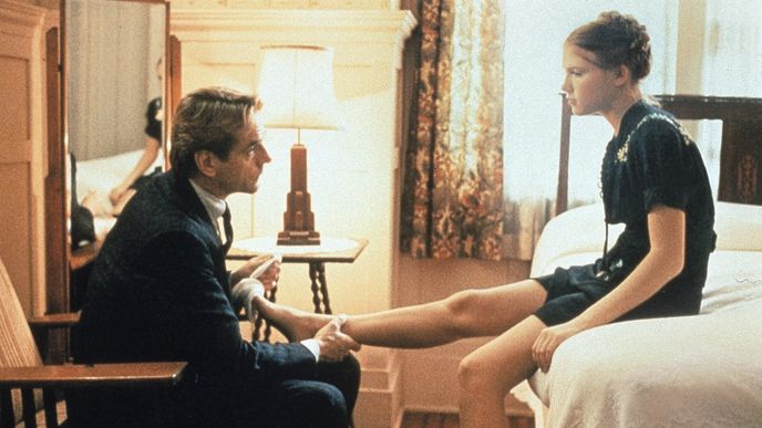 Stejně jako Nabokovův román Ada aneb Žár, i jeho Lolita se obírá zakázaným sexuálním vztahem. Na snímku Jeremy Irons a Dominique Swainová ve snímku Adriana Lynea Lolita (1997).