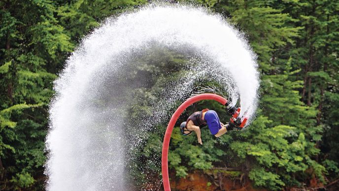 Flyboard aneb salta na pupeční šňůře. V děloze si ovšem takhle nezablbnete.