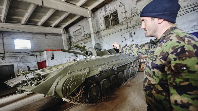 Po zhlédnutí instruktážního videa a pod vedením bývalého výsadkáře francouzské cizinecké legie Martina Schmida dostávají členové osádky důkladné proškolení. 