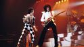 Rokenroloví bozi  Freddie Mercury a Brian May na koncertě Queen asi v roce 1982. A pozor: ten pán vpravo už se prý ohromně těší na své čtyři české březnové koncerty!