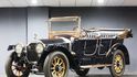 Warren G. Harding –  Packard Twin Six S přestupem amerických prezidentů z koní do aut to nebylo tak hladké,  jak by člověk očekával. První se vozem svezl William McKinley ještě  v 19. století, a to parním Stanleyem Steamer, který ani nebyl jeho. První hlavou USA, jež vlastnila řidičský průkaz, byl až mezi válkami právě Warren Gamaliel Harding. A on to byl, kdo v roce 1921 také jako první využil automobil k inaugurační jízdě – šlo o Packard Twin Six se sedmilitrovým dvanáctiválcem o výkonu 88 koní. 