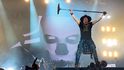 Koncertní vyhlídky Bez ohledu na pomalu zveřejňovaná jména hvězd na letních festivalech to vypadá, že nás čeká slušná koncertní sezóna i mimo ně. Čtvrtého července 2017 zahrají na letišti v Letňanech Guns N’Roses, hlučné divadlo Rammstein bleskurychle vyprodalo pražský stadión v Edenu 28. května a přidalo druhý termín o den později a s turné Greatest Hits se v Praze 8. června zastaví i někdejší industrialisté Einstürzende Neubauten.