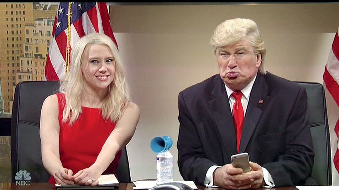 Alec Baldwin jako Donald Trump a Kate McKinnonová v roli Trumpovy volební manažerky Kellyanne Conwayové. „Nekoukatelné,“ reagoval budoucí americký prezident na Twitteru.