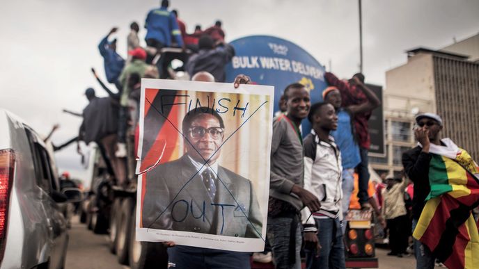 Finish – Konec. Robert Mugabe po 37 letech u moci odstoupil. Celé Zimbabwe se teď ptá: Bude líp?