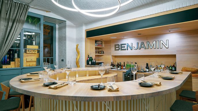 V restauraci Benjamin sedí deset hostů u jednoho stolu a stará se o ně přímo šéfkuchař. To je zážitek, který chcete.