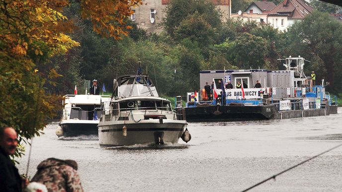 Loď plující do přístavu v polském městě Krapkowice propaguje stavbu vodního kanálu Dunaj–Odra–Labe  