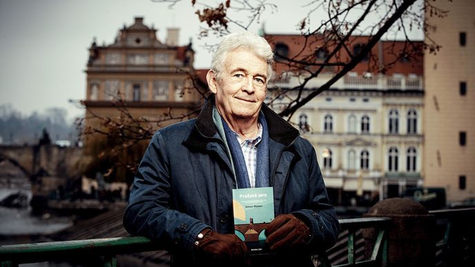 Tentokrát přijel Simon Mawer do Prahy na pouhé dva dny. Ani zvrtnutý kotník mu nezabránil v tom, aby se šel podívat na Hradčany a Karlův most, který zdobí české i anglické vydání Pražského jara. 