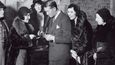 Maurice Chevalier ve třicátých letech v obležení fanynek
