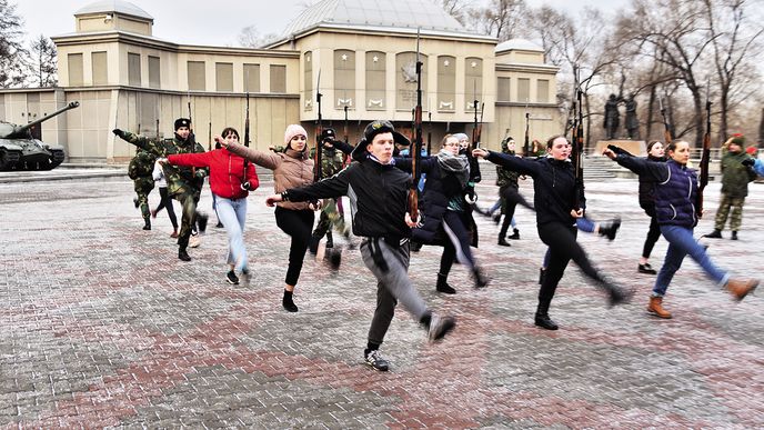 „Vlastenecká výchova“ školní mládeže v ruském Krasnojarsku 
