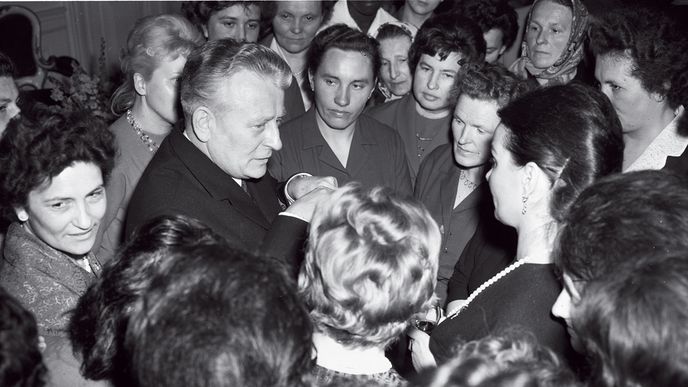 Komunistický prezident Novotný rád rozprávěl s lidem. „Přijďte zas, je s vámi sranda...,“ pokřikovali na něj studenti v sedmašedesátém
