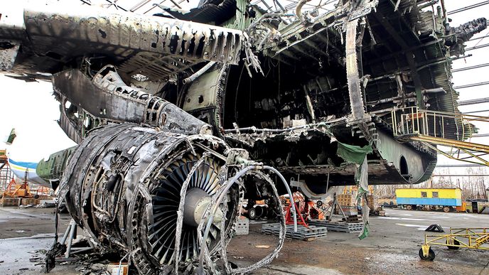 Rozbombardované nejtěžší letadlo světa Antonov An-225 Mrija na letišti v Hostomelu