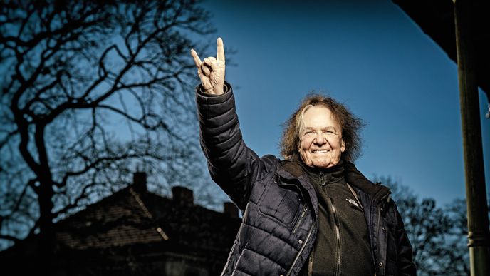 „Měl jsem dvě mozkové mrtvice. A tři rakoviny. A furt jsem tady. Pánbůh má se mnou zřejmě ještě nějaký plány...,“ říká stále aktivní muzikant JIŘÍ KOZEL „Měl jsem dvě mozkové mrtvice. A tři rakoviny. A furt jsem tady. Pánbůh má se mnou zřejmě ještě nějaký plány...,“ říká stále aktivní muzikant JIŘÍ KOZEL