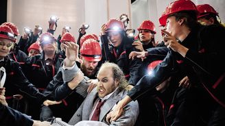 Calixto Bieito se vrátil do pražské Opery. Zajímají ho lidé zdecimovaní válkou i vlastními emocemi Calixto Bieito se vrátil do pražské Opery. Zajímají ho lidé zdecimovaní válkou i vlastními emocemi