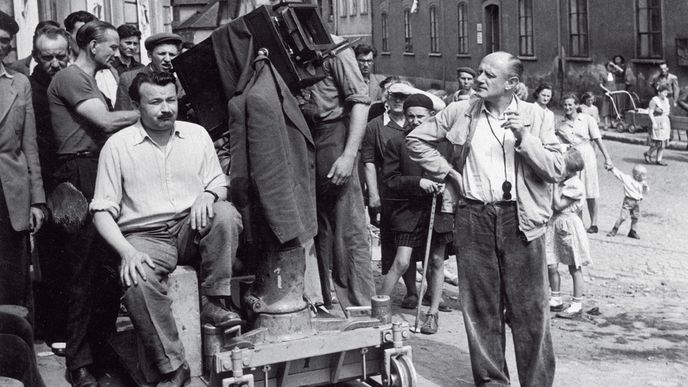 Alfréd Radok (vlevo), sám oběť čistek několika politických režimů, při natáčení snímku o terezínském ghettu Daleká cesta (1948)