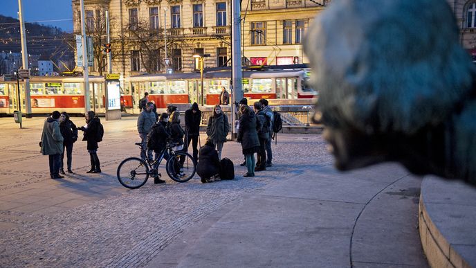 Při zásahu policie u objektu na Žižkově se demonstrace zúčastnilo sedm set lidí. O pár dní později se jich na Palackého náměstí sešla desítka. Prý to nebylo organizované tak masívně.