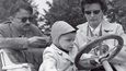 Alfréd, David (v čepici) a Marie Radokovi při natáčení  a v kulisách filmu Dědeček automobil, 1956