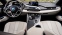 Interiér kombinuje prvky známé z běžných BMW (např. volič převodovky) s extravagantními tvary palubní desk 
