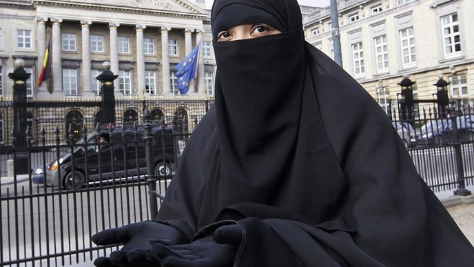 Belgický parlament přijal před pěti lety zákon, který zakazuje na veřejnosti zahalenou tvář. „Je to sice zakázané, ale toleruje se to,“ říkají místní.