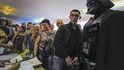 Kandidát ukrajinské Strany  internetu Darth Vader v kyjevské volební místnosti. Odvolit nemohl, neměl platnou občanku.