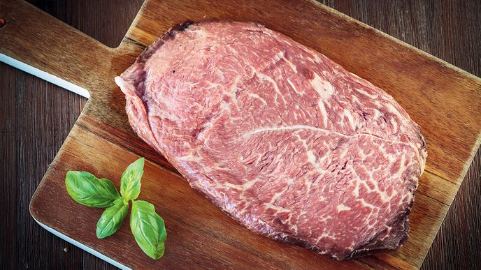 Pravidelné tukové mramorování je hlavní devízou steaků z luxusního hovězího plemene wagyu.