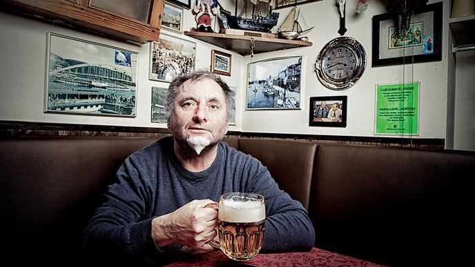 Básník, harmonikář, zpěvák a spisovatel Václav Koubek (62) si v padesáti splnil sen. V jihočeských Chotěmicích založil soukromý Vesnický klub.