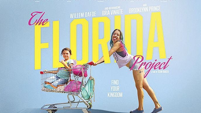 Film roku: Rozpálené léto a Willem Dafoe. The Florida Project. Neobyčejně srdečné drama Seana Bakera se odehrává v pestře vymalovaném hotelu na dohled bran floridského Disney Worldu. Místo bohatých turistů tu ale bydlí lidé z okraje společnosti, kteří si na nájem vydělávají fritováním hranolků i prostitucí. Vynikající Willem Dafoe v roli místního správce a parta neznámých dětí, jež se snaží užít si každý moment rozpáleného léta, stojí v jádru snímku o touze poprat se s nepřízní osudu i o touze po úniku do světa fantazie. K tomu ohromující obrazy, nakažlivá energie a odvážně řešený konec.