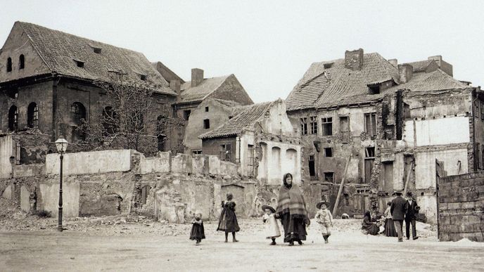 V květnu 1906 bude v rámci asanace zbořena v bývalém ghettu i Cikánova synagóga. Stála v místech dnešní Bílkovy ulice, jen kousek od rohu s Pařížskou třídou. Jenže tenkrát tu vypadalo všechno jinak. A poslední lidé z Páté čtvrti odcházeli.