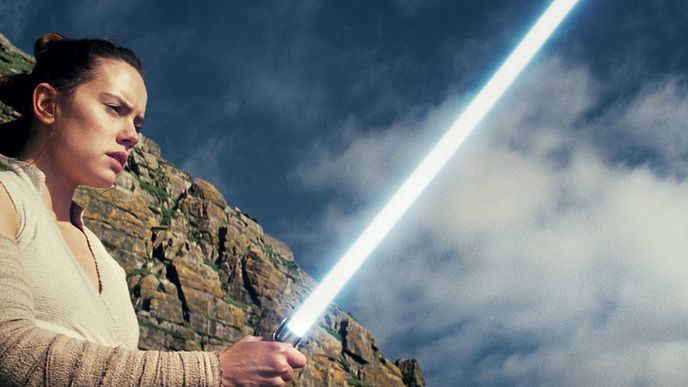 Rey v podání Daisy Ridleyové se v novém díle Hvězdných válek snaží porozumět síle, kterou v sobě cítí