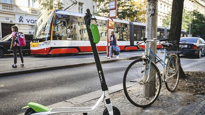 E-koloběžky zažívají celosvětový boom, rejdí už i v pražských ulicích