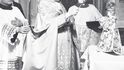 Kardinál Karel Kašpar světí Pražské Jezulátko pro Bolívii, prosinec 1936
