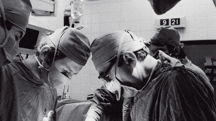 Profesor Pavel Firt (v popředí vpravo) a jeho tým z IKEM při operaci srdce v roce 1980. Za čtyři roky už půjde o transplantaci...