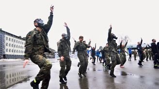 Vojenské Vánoce: Střelba, čerti i tajné pitky. Jak prožívají svátky čeští vojáci na zahraničních misích?