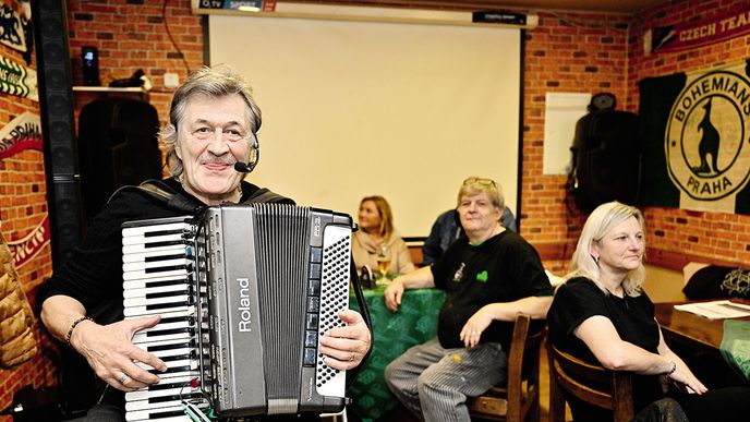 Živá muzika k posezení u piva patří Živá muzika k posezení u piva patří