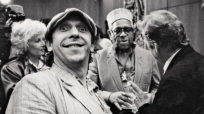 S Dizzym Gillespiem, Olgou a Václavem Havlovými (1995) „Tahle fotka z roku 1995 vznikla několik let poté, co jsem si koupil tzv. mjůčko, Olympus Mju, docela fajn kompaktní foťák na kinofilm. Důvod? V roce 1990 byl v Praze Leonard Bernstein, vyměnil jsem čepici za jeho klobouk. Já hrál na flétnu, on zpíval, ale není z toho jediná fotka. A tak jsem si začal dělat vlastní selfíčka v době, kdy ještě nebyla v módě.“ S Dizzym Gillespiem, Olgou a Václavem Havlovými (1995) „Tahle fotka z roku 1995 vznikla několik let poté, co jsem si koupil tzv. mjůčko, Olympus Mju, docela fajn kompaktní foťák na kinofilm. Důvod? V roce 1990 byl v Praze Leonard Bernstein, vyměnil jsem čepici za jeho klobouk. Já hrál na flétnu, on zpíval, ale není z toho jediná fotka. A tak jsem si začal dělat vlastní selfíčka v době, kdy ještě nebyla v módě.“