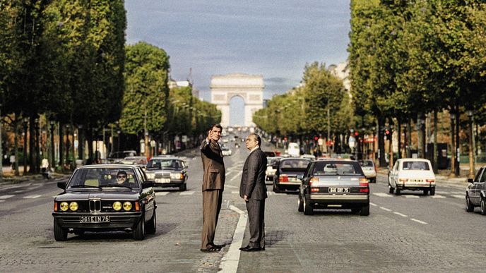 Architekt Johan Otto von Spreckelsen (Claes Bang, vlevo) a francouzský prezident François Mitterrand (Michel Fau) plánují, jak Paříž obohatí o další slavnou stavbu Architekt Johan Otto von Spreckelsen (Claes Bang, vlevo) a francouzský prezident François Mitterrand (Michel Fau) plánují, jak Paříž obohatí o další slavnou stavbu