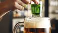 Magické oko - panák zelené vpuštěný do půllitru piva 